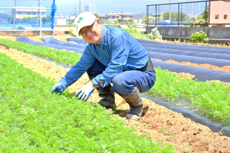 農作業をする山本ふみひろ