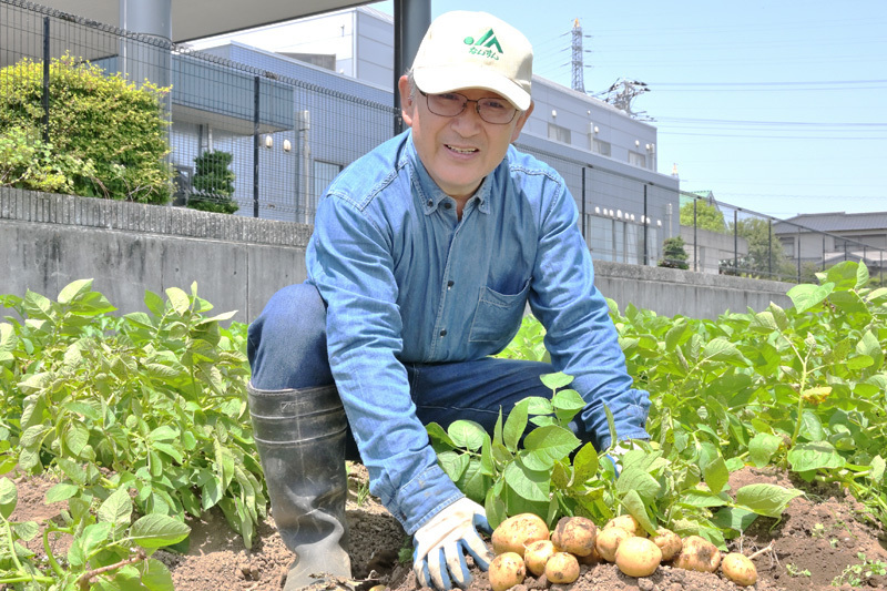 農作業をする山本ふみひろ